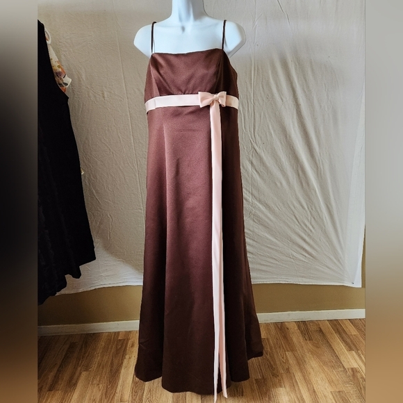 Elegant A-line dress by Alfred Angelo - Picture 1 of 12